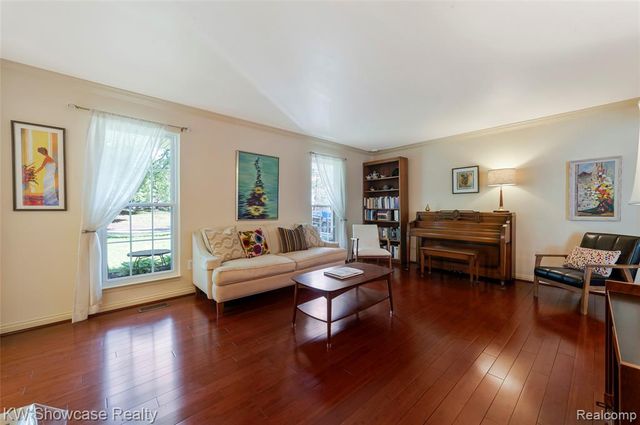 5409 S Piccadilly, West Bloomfield, MI 48322