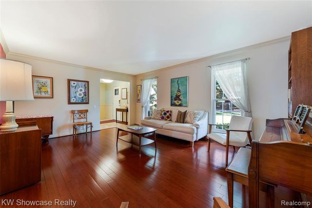 5409 S Piccadilly, West Bloomfield, MI 48322