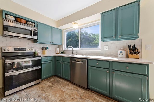 5409 S Piccadilly, West Bloomfield, MI 48322