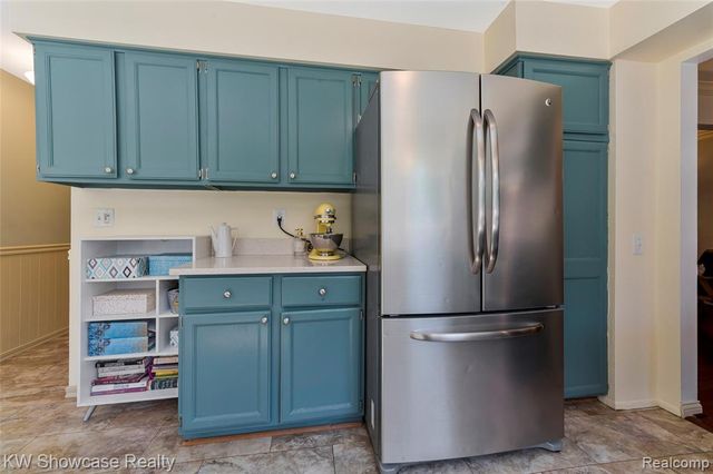 5409 S Piccadilly, West Bloomfield, MI 48322