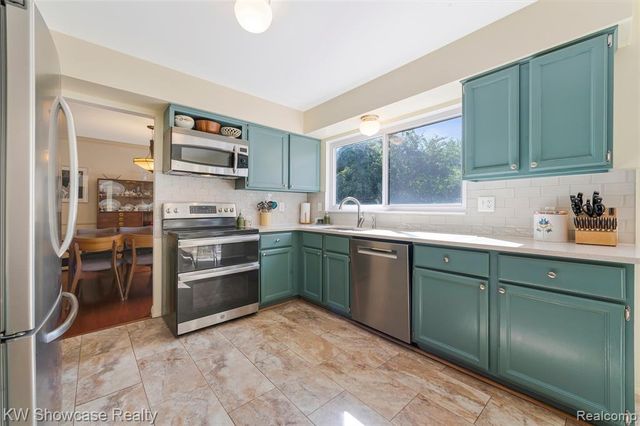 5409 S Piccadilly, West Bloomfield, MI 48322