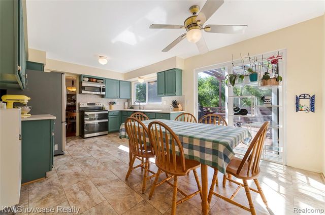 5409 S Piccadilly, West Bloomfield, MI 48322