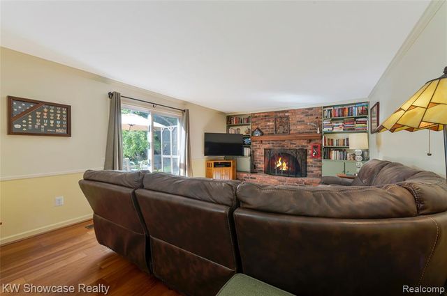 5409 S Piccadilly, West Bloomfield, MI 48322