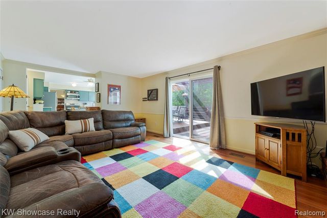 5409 S Piccadilly, West Bloomfield, MI 48322