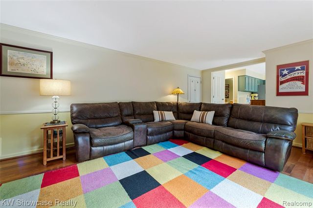 5409 S Piccadilly, West Bloomfield, MI 48322