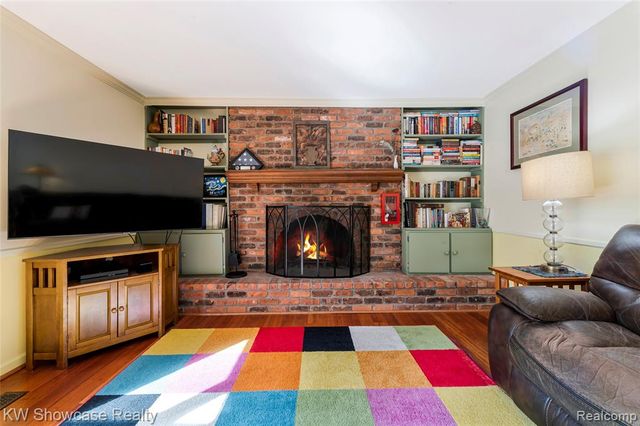 5409 S Piccadilly, West Bloomfield, MI 48322