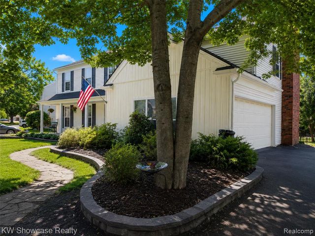 5409 S Piccadilly, West Bloomfield, MI 48322