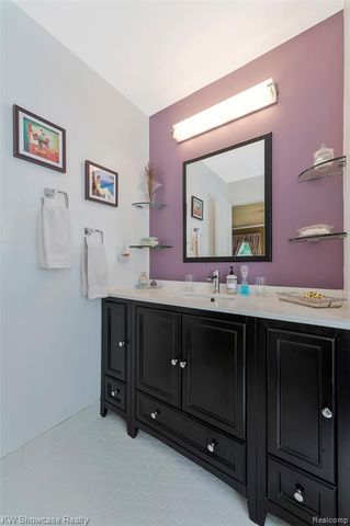 5409 S Piccadilly, West Bloomfield, MI 48322