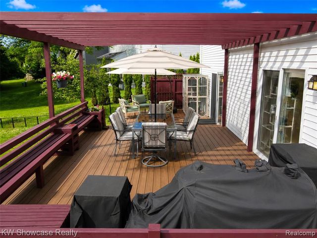 5409 S Piccadilly, West Bloomfield, MI 48322