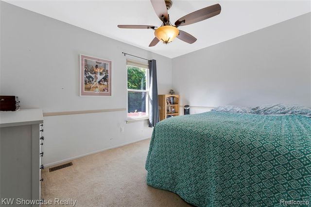 5409 S Piccadilly, West Bloomfield, MI 48322