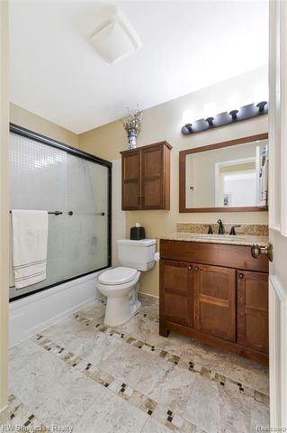 5409 S Piccadilly, West Bloomfield, MI 48322