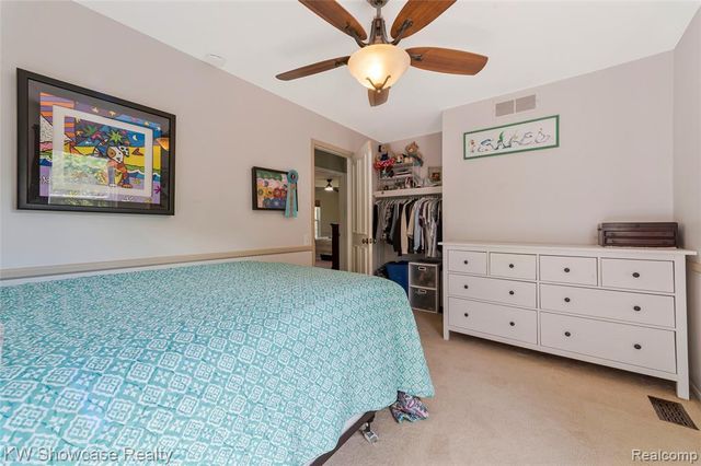 5409 S Piccadilly, West Bloomfield, MI 48322