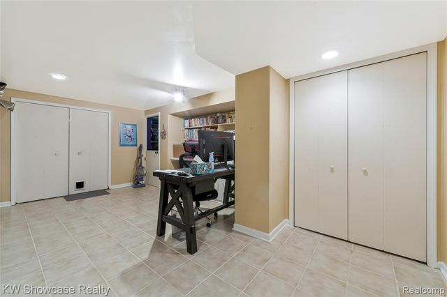5409 S Piccadilly, West Bloomfield, MI 48322