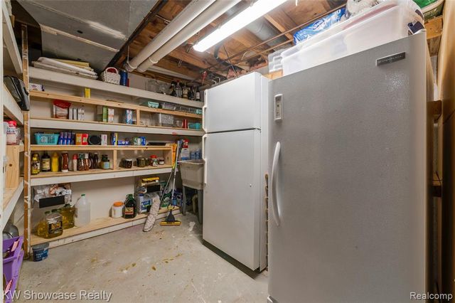 5409 S Piccadilly, West Bloomfield, MI 48322