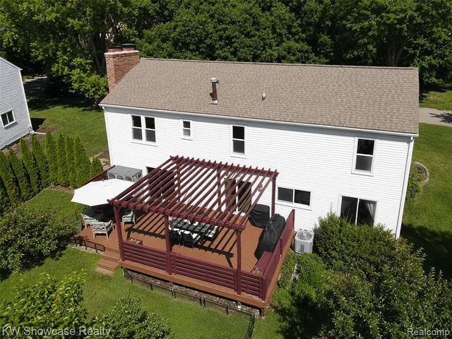 5409 S Piccadilly, West Bloomfield, MI 48322