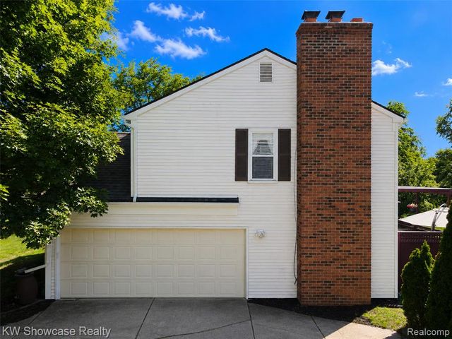 5409 S Piccadilly, West Bloomfield, MI 48322
