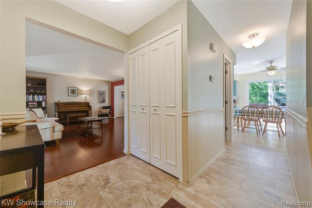 5409 S Piccadilly, West Bloomfield, MI 48322