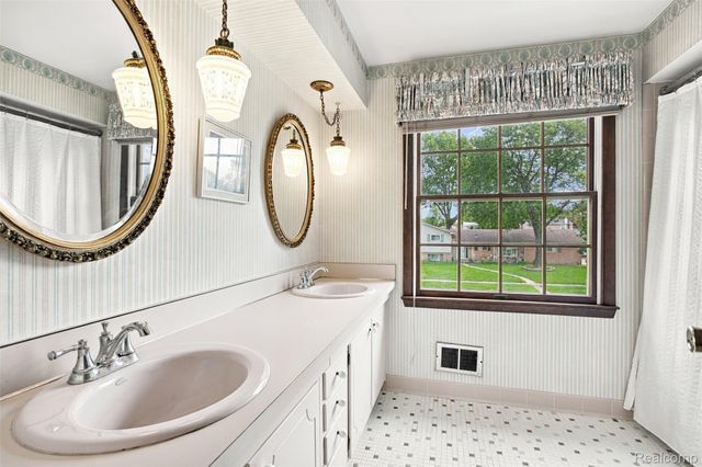 1615 N Evangeline Street, Dearborn Heights, MI 48127