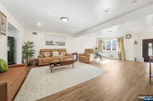 405 Burnet Place, Paramus, NJ 07652