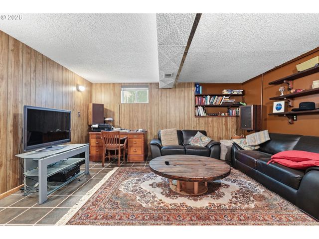 19720 S HINKLE Rd, Oregon City, OR 97045