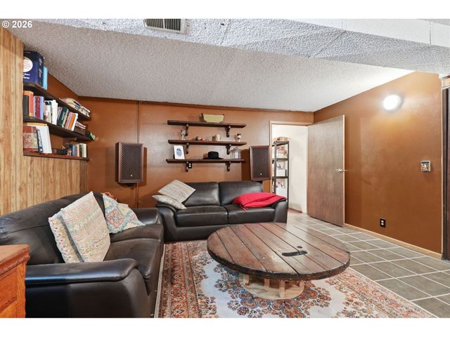 19720 S HINKLE Rd, Oregon City, OR 97045