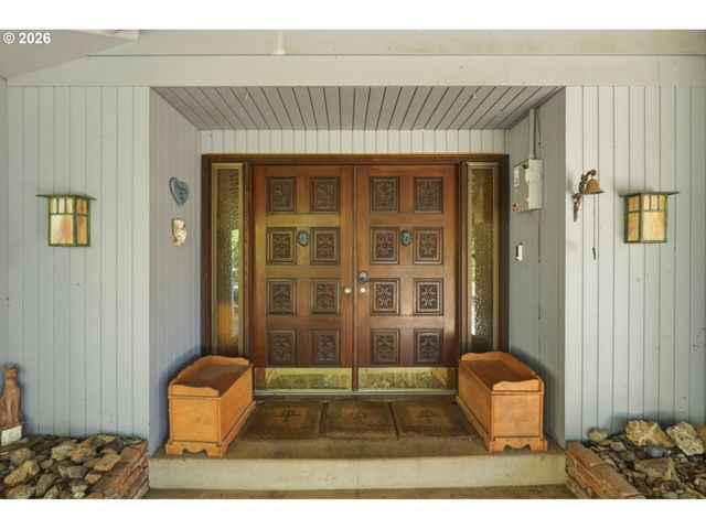 19720 S HINKLE Rd, Oregon City, OR 97045