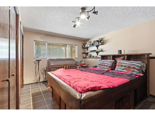 19720 S HINKLE Rd, Oregon City, OR 97045