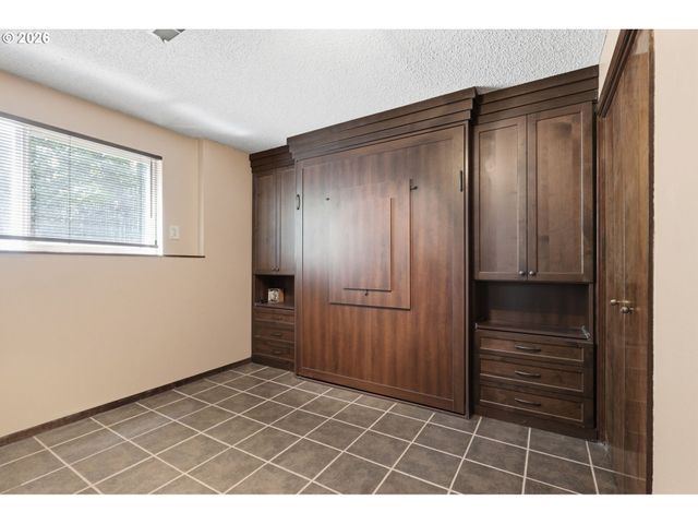 19720 S HINKLE Rd, Oregon City, OR 97045