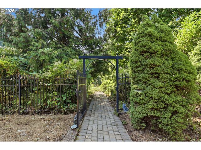 19720 S HINKLE Rd, Oregon City, OR 97045