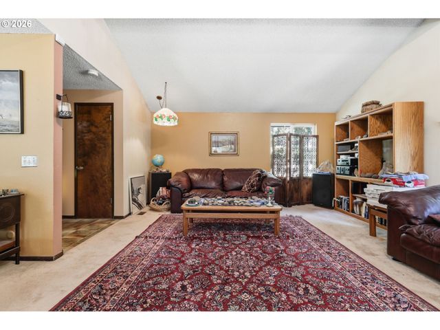 19720 S HINKLE Rd, Oregon City, OR 97045