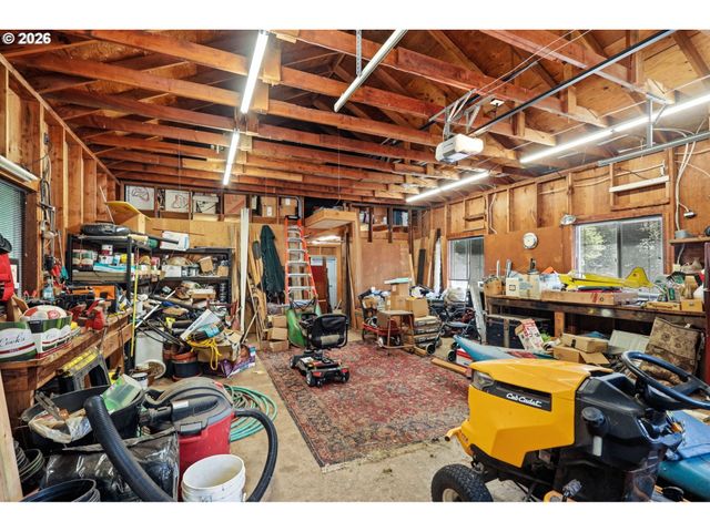 19720 S HINKLE Rd, Oregon City, OR 97045