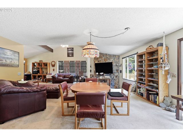 19720 S HINKLE Rd, Oregon City, OR 97045