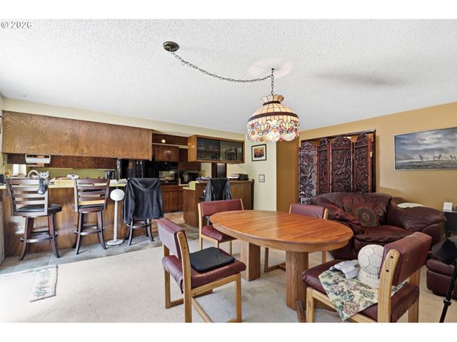 19720 S HINKLE Rd, Oregon City, OR 97045