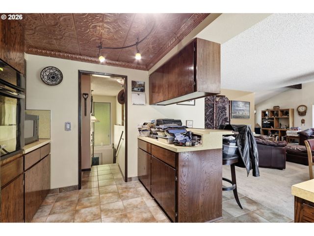 19720 S HINKLE Rd, Oregon City, OR 97045