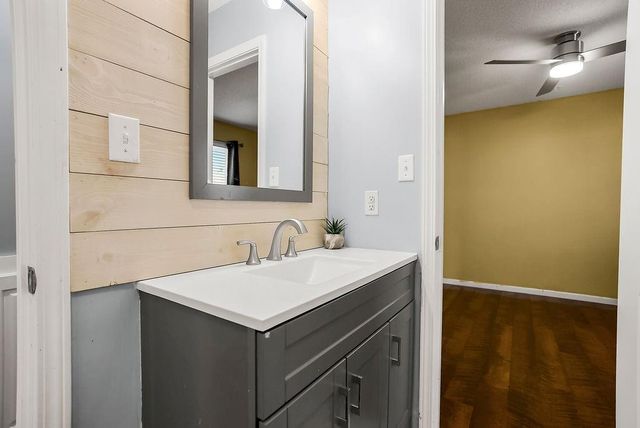 1220 SE 12th Terrace, Lee's Summit, MO 64081