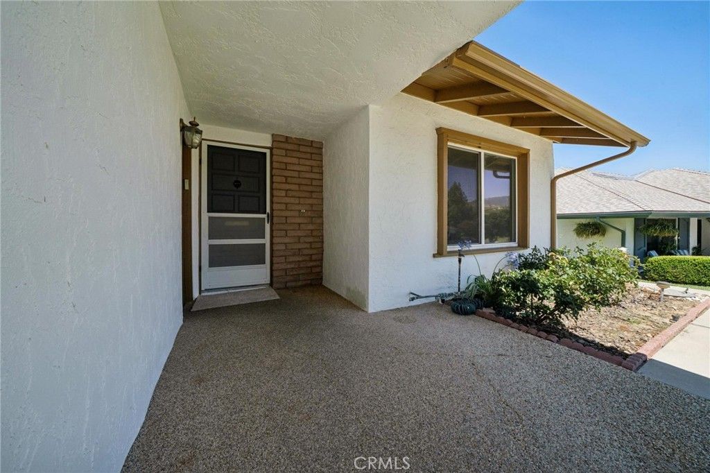 Image 2 of property listing at 19311 Oak Crossing Road, Newhall, CA 91321