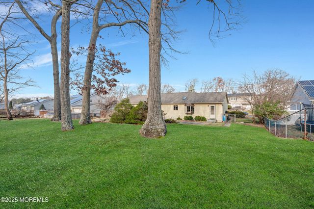 21 Meadowbrook Drive, Howell, NJ 07731