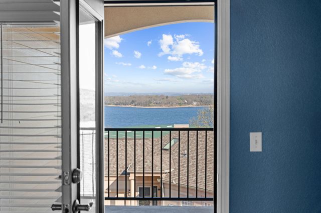 125 Villa Drive 2, Hollister, MO 65672