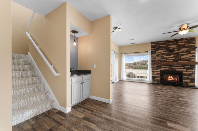 125 Villa Drive 2, Hollister, MO 65672