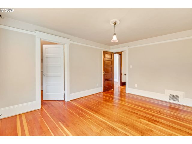 5131 Se MADISON St, Portland, OR 97215