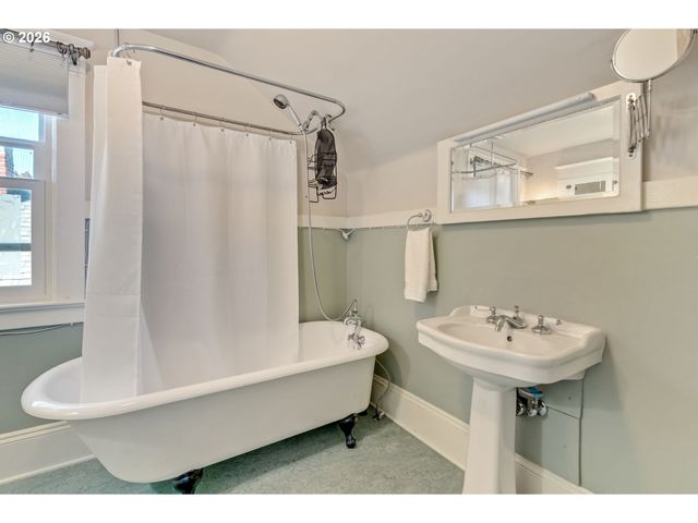 5131 Se MADISON St, Portland, OR 97215