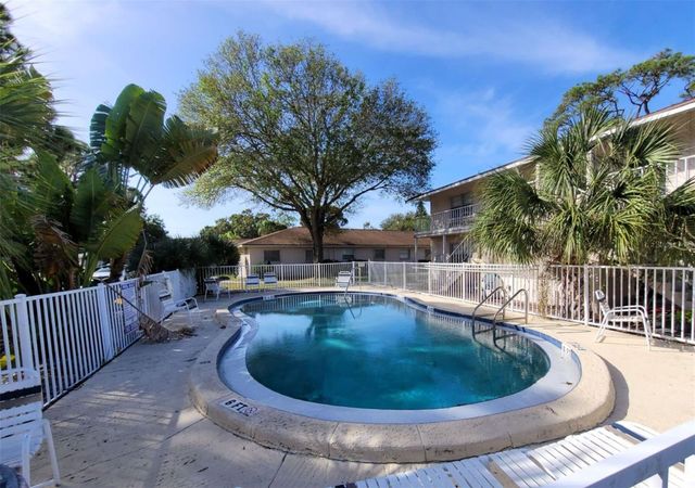 201 NW JEFFERSON CIRCLE N 2, St Petersburg, FL 33702