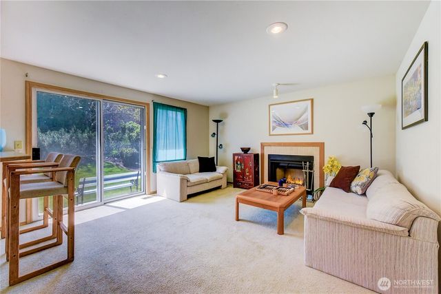 1301 S 236th Place, Des Moines, WA 98198