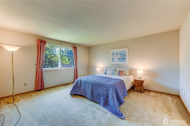 1301 S 236th Place, Des Moines, WA 98198