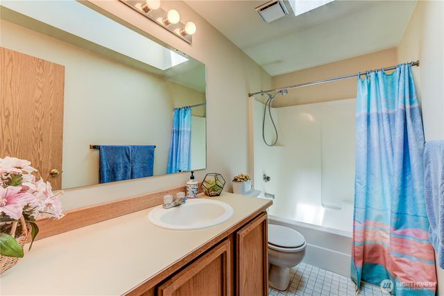 1301 S 236th Place, Des Moines, WA 98198