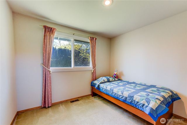 1301 S 236th Place, Des Moines, WA 98198