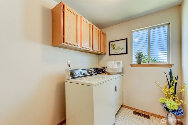 1301 S 236th Place, Des Moines, WA 98198
