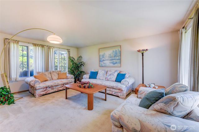 1301 S 236th Place, Des Moines, WA 98198