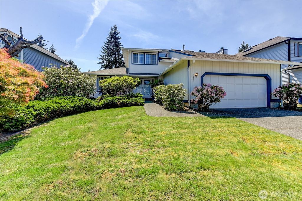 1301 S 236th Place, Des Moines, WA 98198