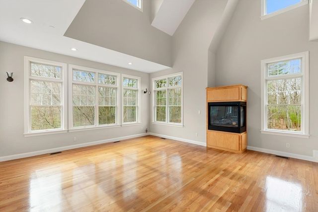 120 Cricket Ln, North Andover, MA 01845